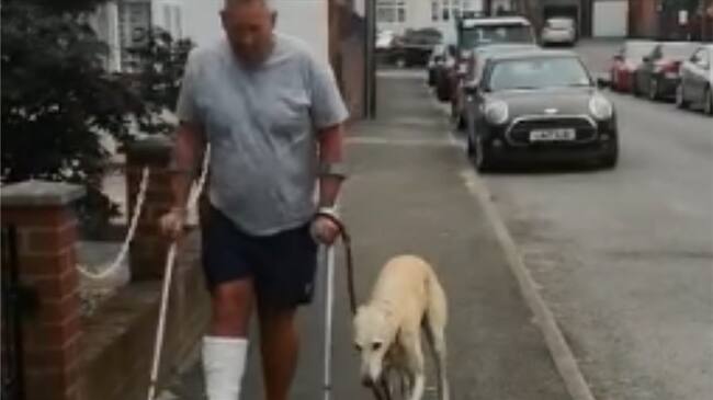 Descubrió que su perro no estaba cojo, solo lo imitaba. Foto: Facebook: Russell Jones