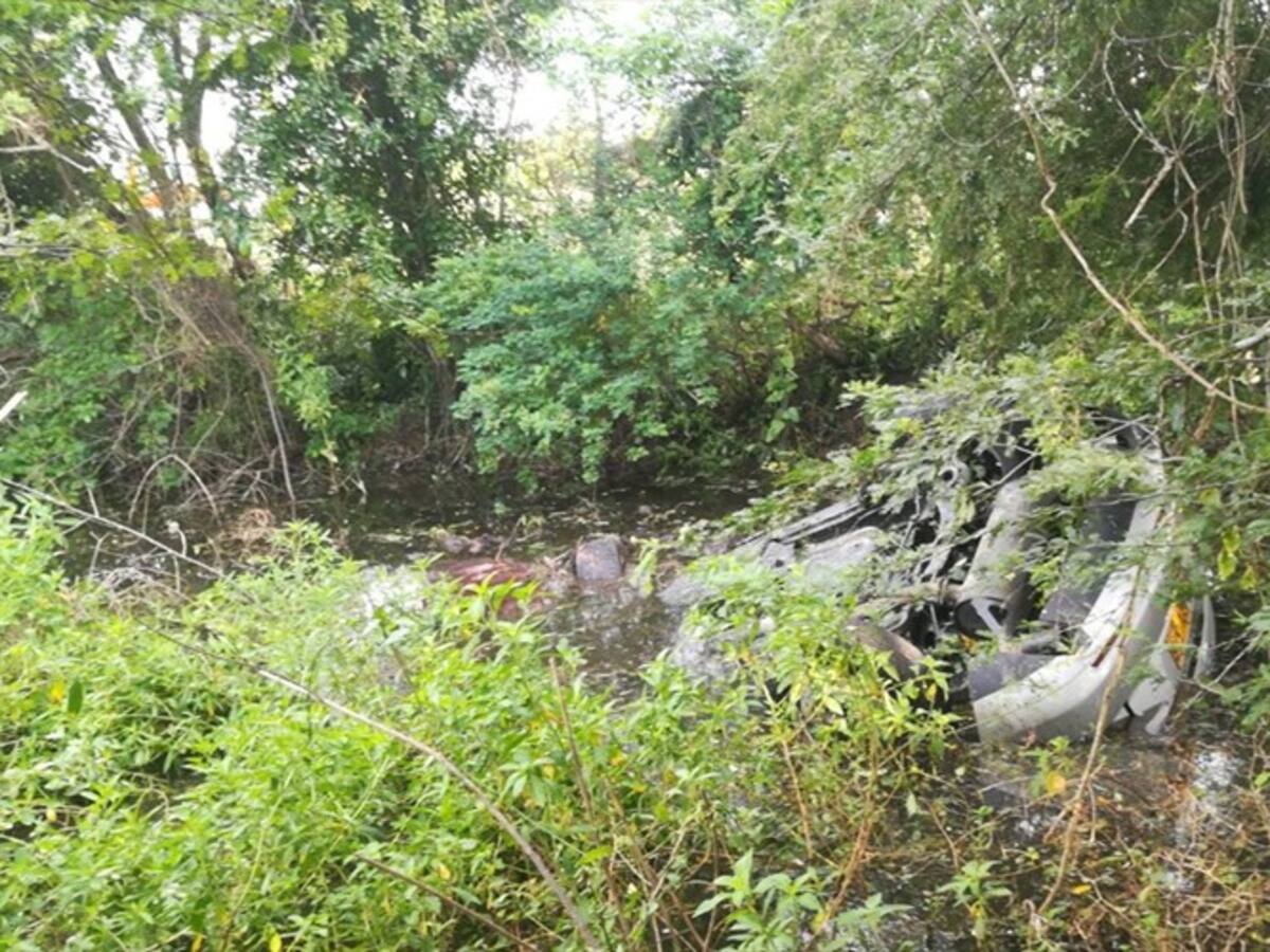 Dos personas fallecidas por vehículo que salió de la carretera y cayó a un cuerpo de agua