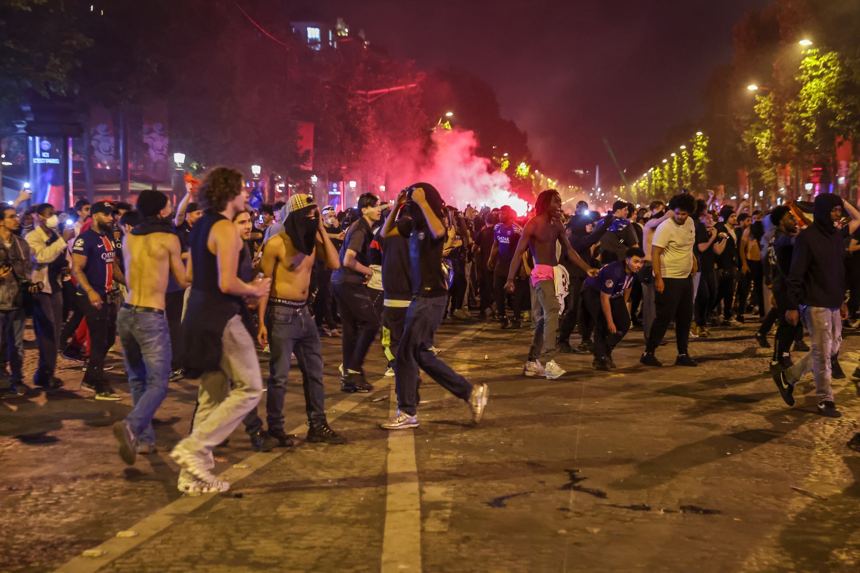Paris (France), 31/05/2025.- Fans of PSG celebrate on the Champs-Elysees after their team won the UEFA Champions League final between Paris Saint-Germain and Internazionale Milano, Paris, France, 31 May 2025. (Liga de Campeones, Francia) EFE/EPA/CHRISTOPHE PETIT TESSON