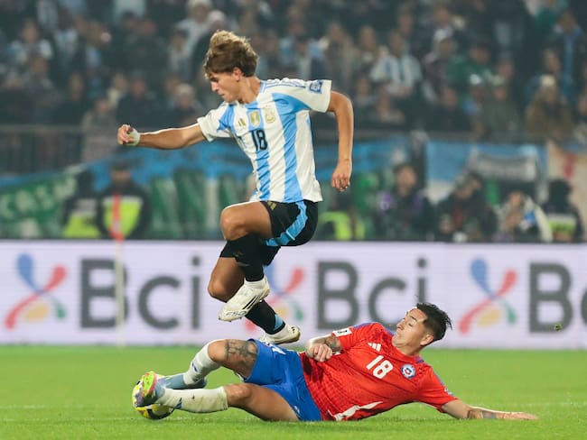 AMDEP6836. SANTIAGO (CHILE), 05/06/2025.- Rodrigo Echeverría (abajo) de Chile disputa un balón con Nico Paz de Argentina este jueves, durante un partido de las eliminatorias sudamericanas para el Mundial de 2026 entre las selecciones de Chile y Argentina en el estadio Nacional Julio Martínez Prádanos en Santigo (Chile). EFE/ Osvaldo Villarroel