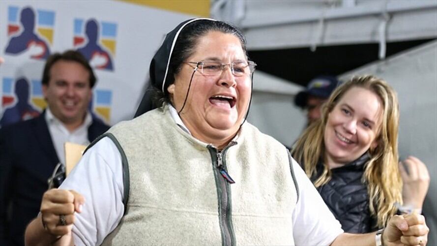 Una monja se robó el protagonismo durante la jornada de protestas a favor y en contra de Uribe, en el marco de la fecha de su indagatoria en la Corte. . Foto: Colprensa