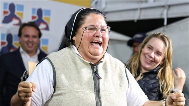 Una monja se robó el protagonismo durante la jornada de protestas a favor y en contra de Uribe, en el marco de la fecha de su indagatoria en la Corte. . Foto: Colprensa