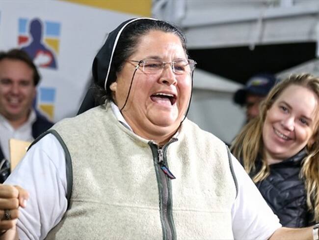 Una monja se robó el protagonismo durante la jornada de protestas a favor y en contra de Uribe, en el marco de la fecha de su indagatoria en la Corte. . Foto: Colprensa