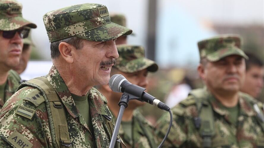 En Balboa, decenas de motociclistas vulneraron un puesto de control militar y pretendían permitir el paso de un automotor cargado con insumos. Foto: Colprensa