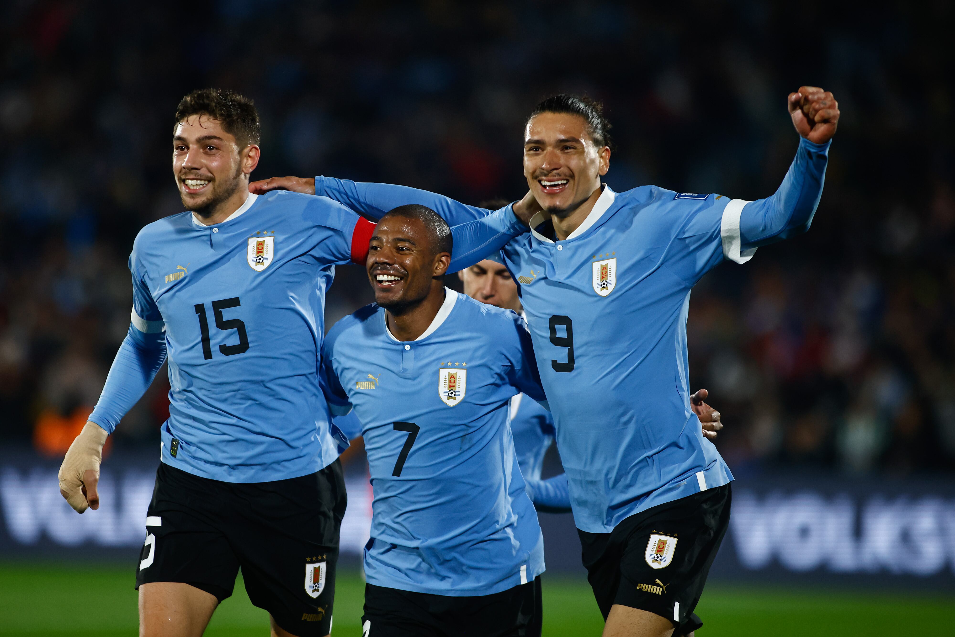 Nicolas de la Cruz, Federico Valverde y Darwin Nuñez de la Selección de Uruguay tras triunfo ante Chile | Foto: GettyImages