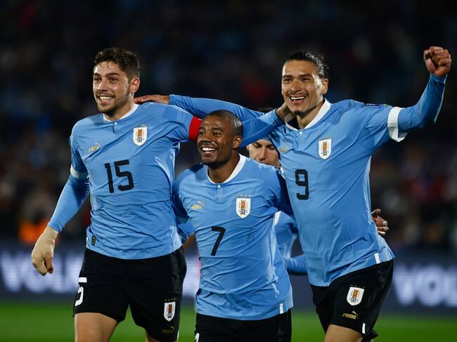 Nicolas de la Cruz, Federico Valverde y Darwin Nuñez de la Selección de Uruguay tras triunfo ante Chile | Foto: GettyImages