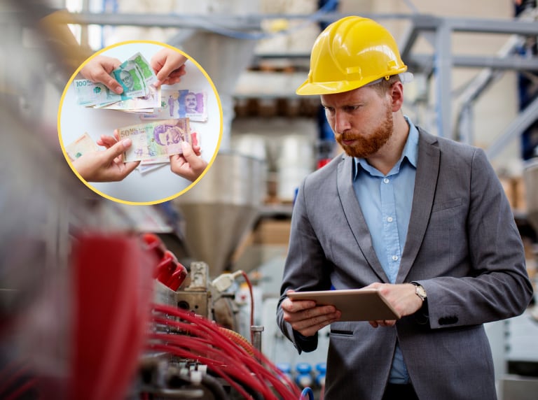 Ingeniero industrial analizando el sistema de una empresa / Persona efectuando un pago (Getty Images)
