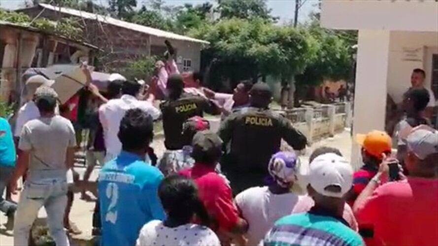 Aspecto del momento en que el alcalde de Pedraza, Gustavo Osorio, sostenía el arma. Foto: Captura de pantalla