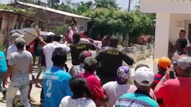 Aspecto del momento en que el alcalde de Pedraza, Gustavo Osorio, sostenía el arma. Foto: Captura de pantalla