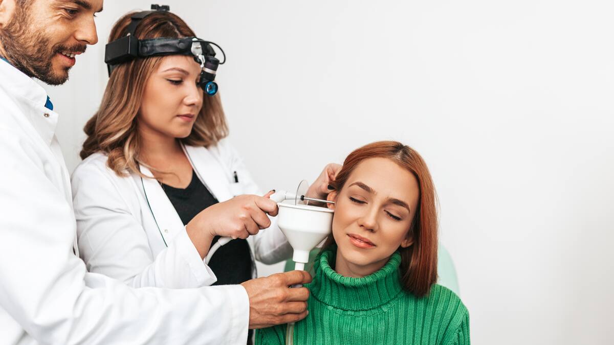 ¿Se limpia los oídos con copitos? Experta advierte los riesgos de esta práctica