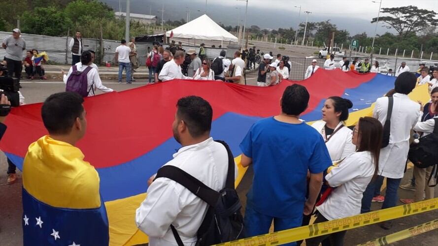 Médicos venezolanos piden ingreso de ayuda humanitaria desde el puente Tienditas. Foto: Cortesía Richard Quiñónez
