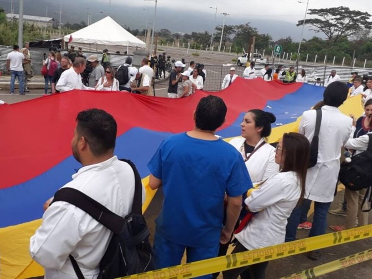 Médicos venezolanos piden ingreso de ayuda humanitaria desde el puente Tienditas