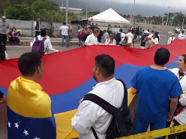 Médicos venezolanos piden ingreso de ayuda humanitaria desde el puente Tienditas. Foto: Cortesía Richard Quiñónez