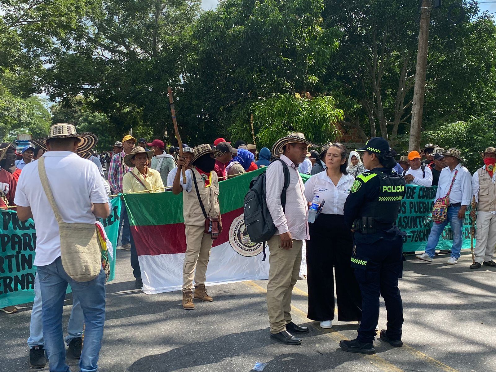 Foto: grupo de indígenas de la etnia Zenú protestan en la vía Chinú - Sampués. Cortesía prensa Decor.
