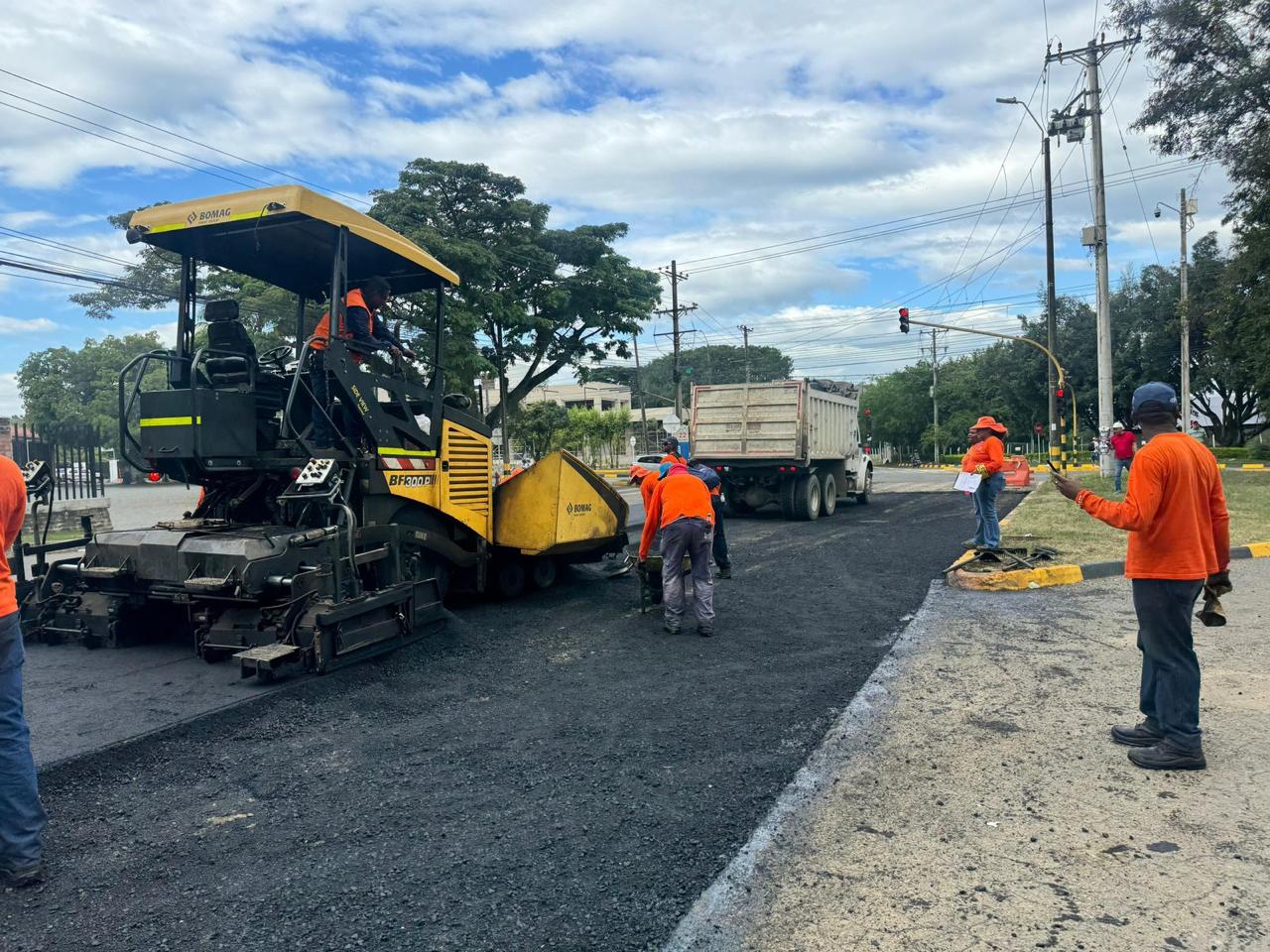 Las autoridades de Cali hacen un llamado a respetar a los trabajadores de la Secretaría de Infraestructura. Foto: Alcaldía de Cali.
