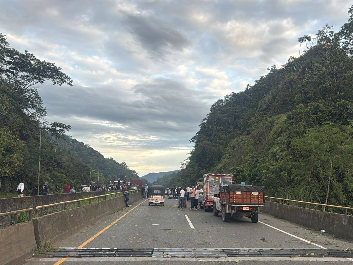 Autoridades intentan restablecer movilidad en vía Buga–Buenaventura tras bloqueo