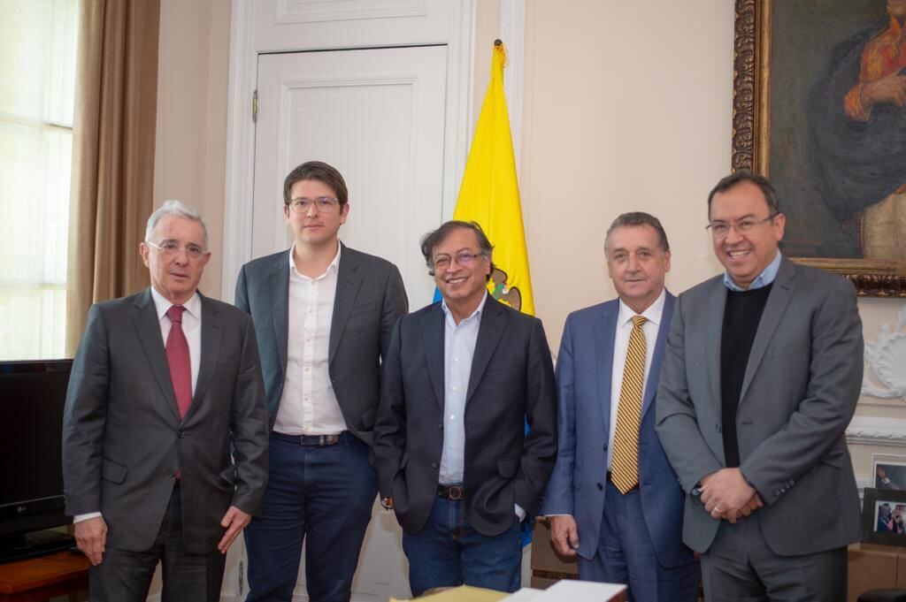 Reunión entre Gustavo Petro y Álvaro Uribe.