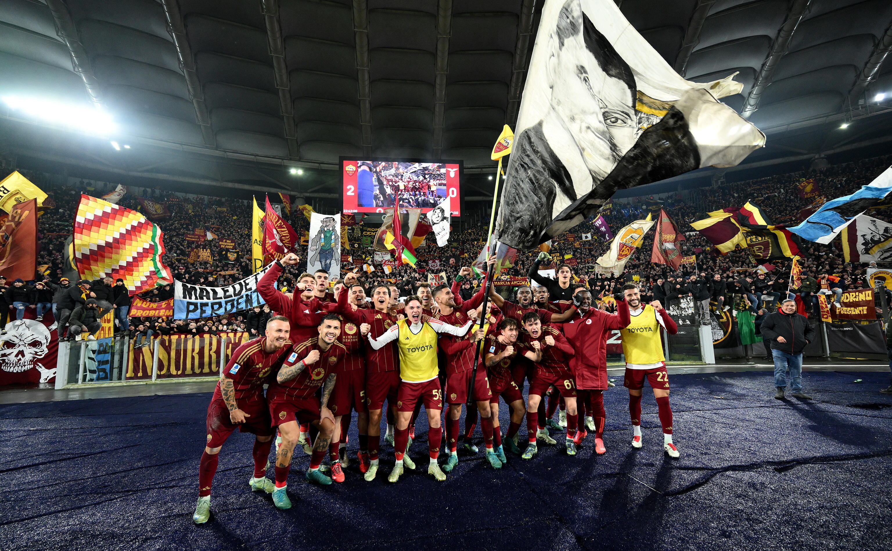 Rome (Italy), 05/01/2025.- AS Roma's players celebrate after winning the Italian Serie A soccer match between AS Roma and SS Lazio, in Rome, Italy, 05 January 2025. (Italia, Roma) EFE/EPA/ETTORE FERRARI