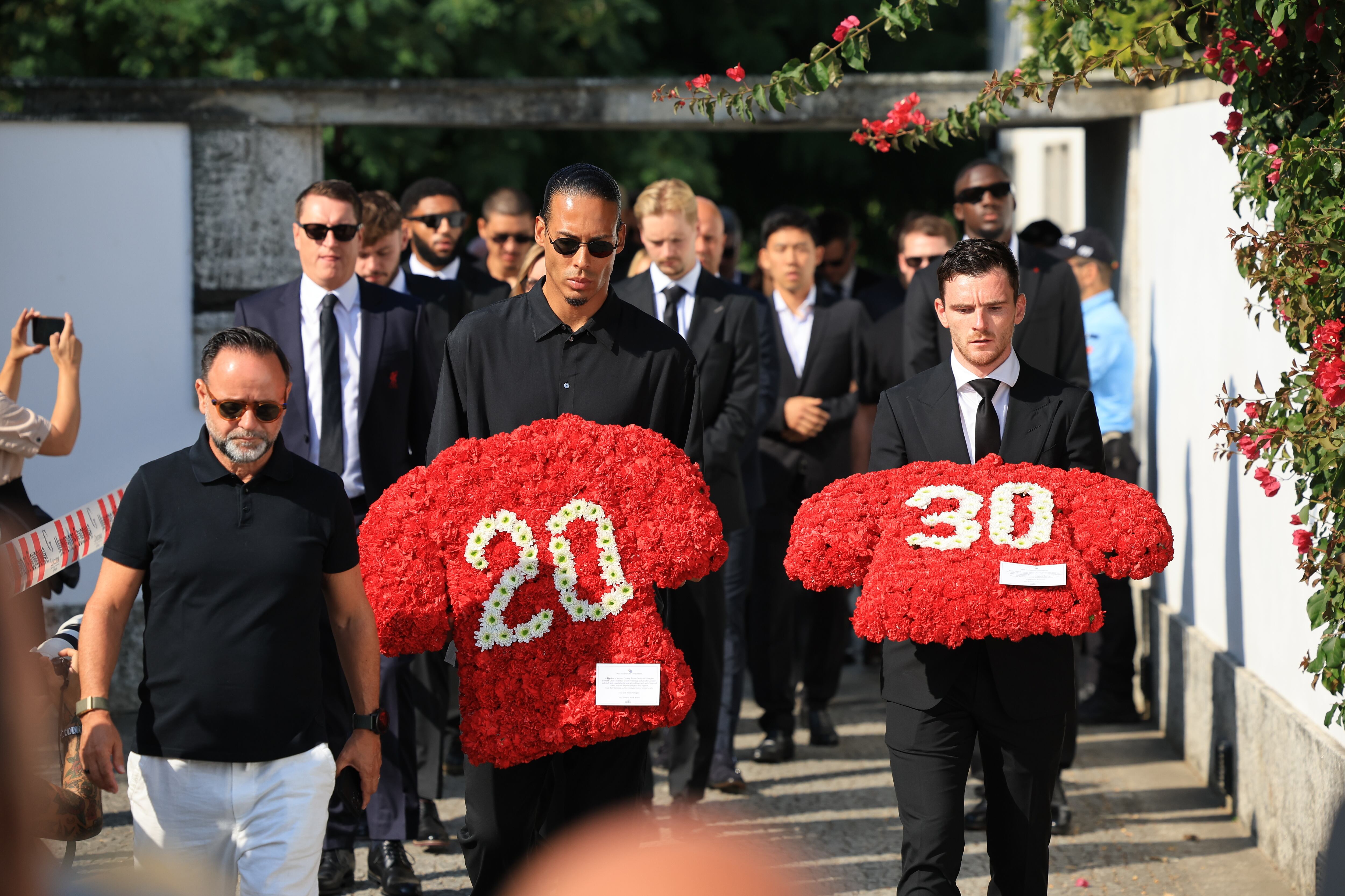 Jugadores del Liverpool Virgil van Dijk y Andrew Robertson llevan ofrendas florales en el funeral del jugador de fútbol portugués Diogo Jota y su hermano André Silva. FOTO:  EFE/Estela Silva