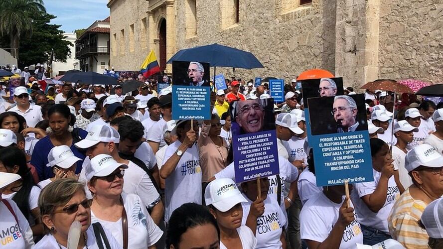 En Barranquilla, Cali y Cartagena, uribistas marchan en favor del senador Álvaro Uribe. Foto: Colprensa