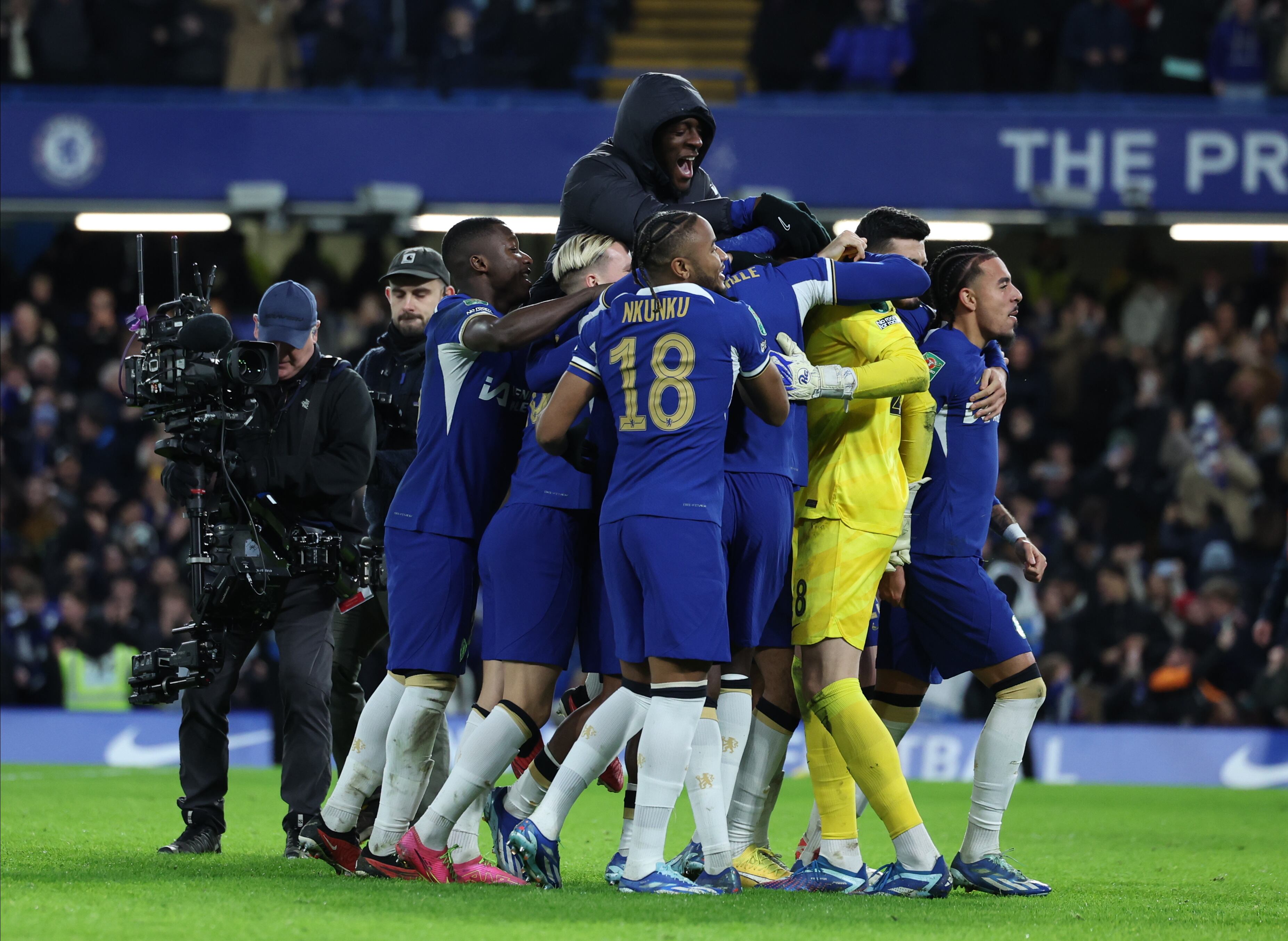 London (United Kingdom), 16/12/2023.- Players of Chelsea celebrate after winning on penalties the Carabao Cup quarter-finals soccer match between Chelsea FC and Newcastle United, in London, Britain, 19 December 2023. (Reino Unido, Londres) EFE/EPA/ISABEL INFANTES EDITORIAL USE ONLY. No use with unauthorized audio, video, data, fixture lists, club/league logos, 'live' services or NFTs. Online in-match use limited to 120 images, no video emulation. No use in betting, games or single club/league/player publications.