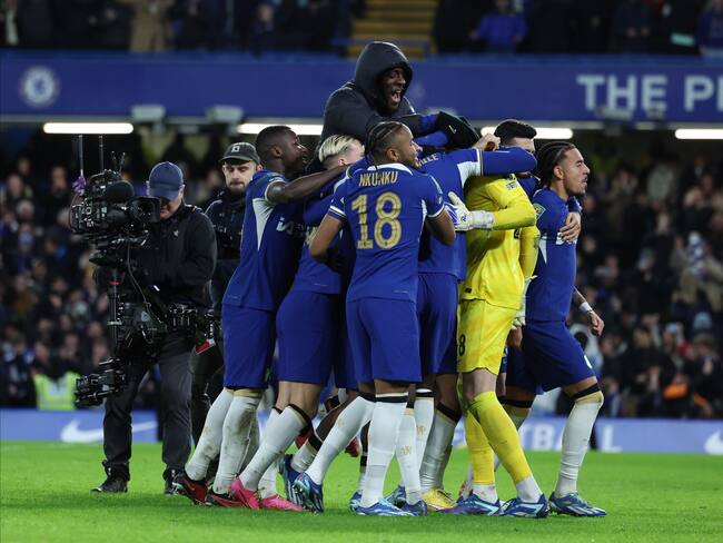 London (United Kingdom), 16/12/2023.- Players of Chelsea celebrate after winning on penalties the Carabao Cup quarter-finals soccer match between Chelsea FC and Newcastle United, in London, Britain, 19 December 2023. (Reino Unido, Londres) EFE/EPA/ISABEL INFANTES EDITORIAL USE ONLY. No use with unauthorized audio, video, data, fixture lists, club/league logos, &#039;live&#039; services or NFTs. Online in-match use limited to 120 images, no video emulation. No use in betting, games or single club/league/player publications.
