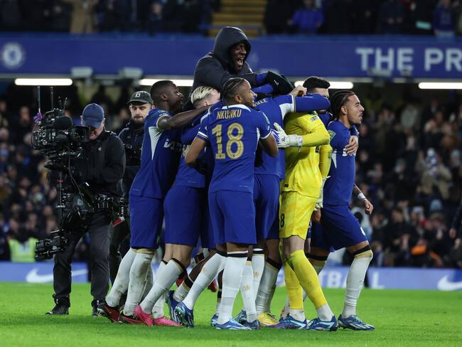London (United Kingdom), 16/12/2023.- Players of Chelsea celebrate after winning on penalties the Carabao Cup quarter-finals soccer match between Chelsea FC and Newcastle United, in London, Britain, 19 December 2023. (Reino Unido, Londres) EFE/EPA/ISABEL INFANTES EDITORIAL USE ONLY. No use with unauthorized audio, video, data, fixture lists, club/league logos, 'live' services or NFTs. Online in-match use limited to 120 images, no video emulation. No use in betting, games or single club/league/player publications.