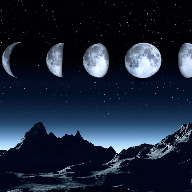 Fases lunares en un cielo despejado y oscuro (GettyImages)