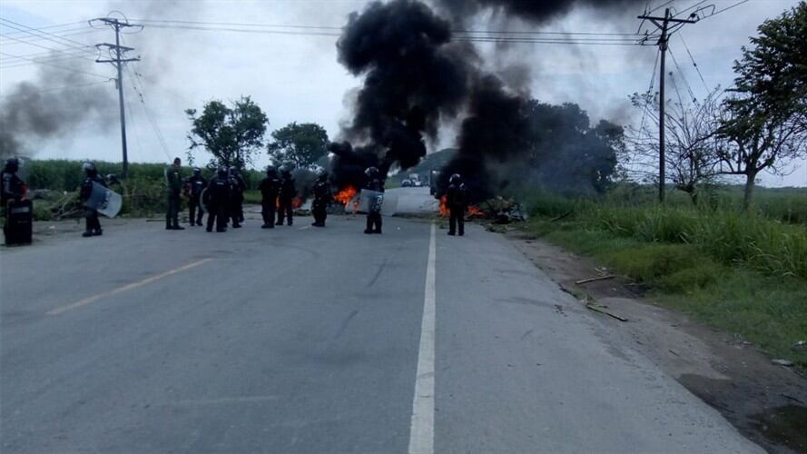 Tras completar cinco días sin el líquido, los afectados salieron a la carretera internacional y han generado cierres temporales. Foto: Cortesía Sucesos Cauca