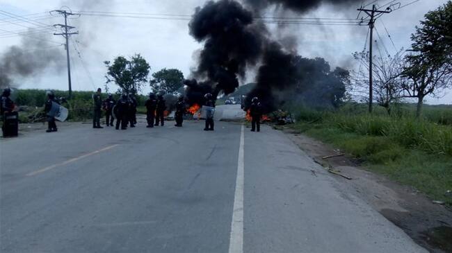 Tras completar cinco días sin el líquido, los afectados salieron a la carretera internacional y han generado cierres temporales. Foto: Cortesía Sucesos Cauca