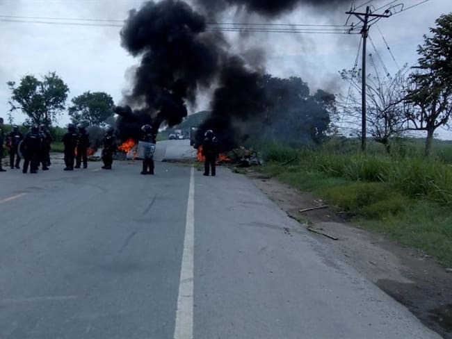 Tras completar cinco días sin el líquido, los afectados salieron a la carretera internacional y han generado cierres temporales. Foto: Cortesía Sucesos Cauca