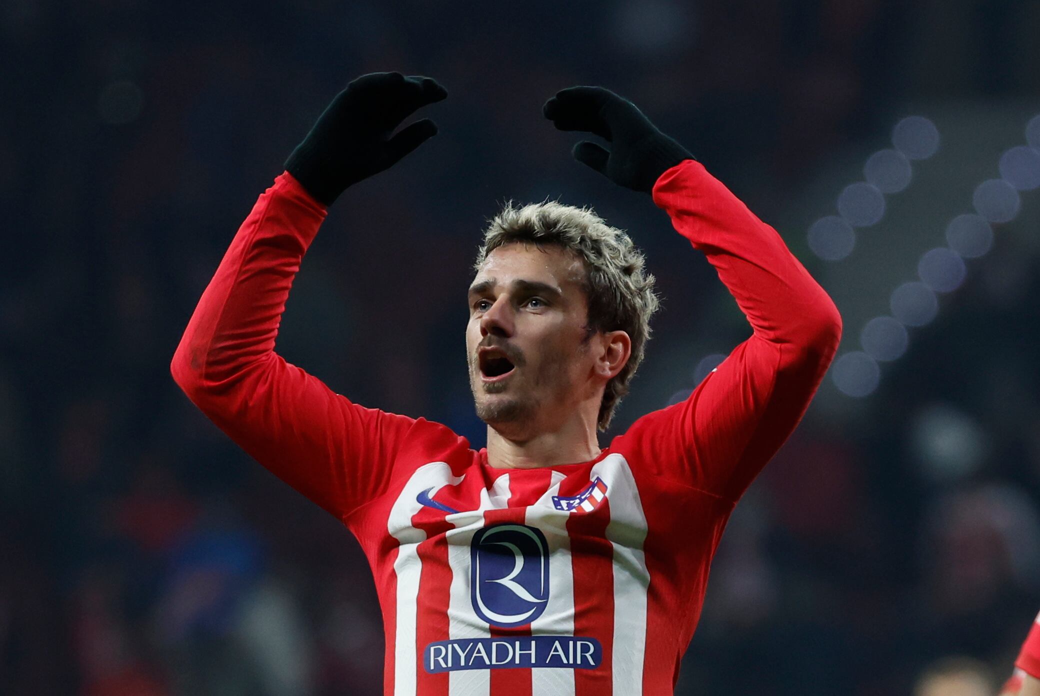 MADRID, 19/12/2023.- El delantero francés del Atlético de Madrid Antoine Griezmann celebra tras anotar el primer gol de su equipo ante el Getafe durante el encuentro correspondiente a la jornada 18 de primera división que disputan hoy martes Atlético de Madrid y Getafe en el estadio Metropolitano de Madrid. EFE/JUANJO MARTÍN.