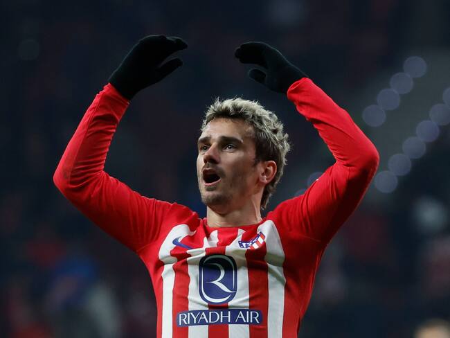 MADRID, 19/12/2023.- El delantero francés del Atlético de Madrid Antoine Griezmann celebra tras anotar el primer gol de su equipo ante el Getafe durante el encuentro correspondiente a la jornada 18 de primera división que disputan hoy martes Atlético de Madrid y Getafe en el estadio Metropolitano de Madrid. EFE/JUANJO MARTÍN.