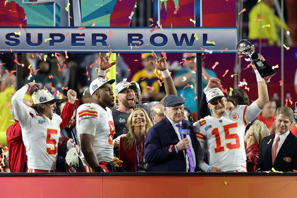 Patrick Mahomes levanta el trofeo del Super Bowl 2023. Foto: Carmen Mandato/Getty Images.