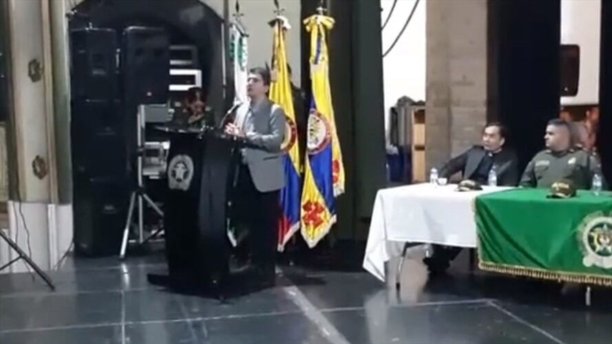 Gómez Castro dijo que le solicitó al coronel el espacio para darles un agradecimiento en nombre de su familia y su equipo de Gobierno . Foto: Popayán Co