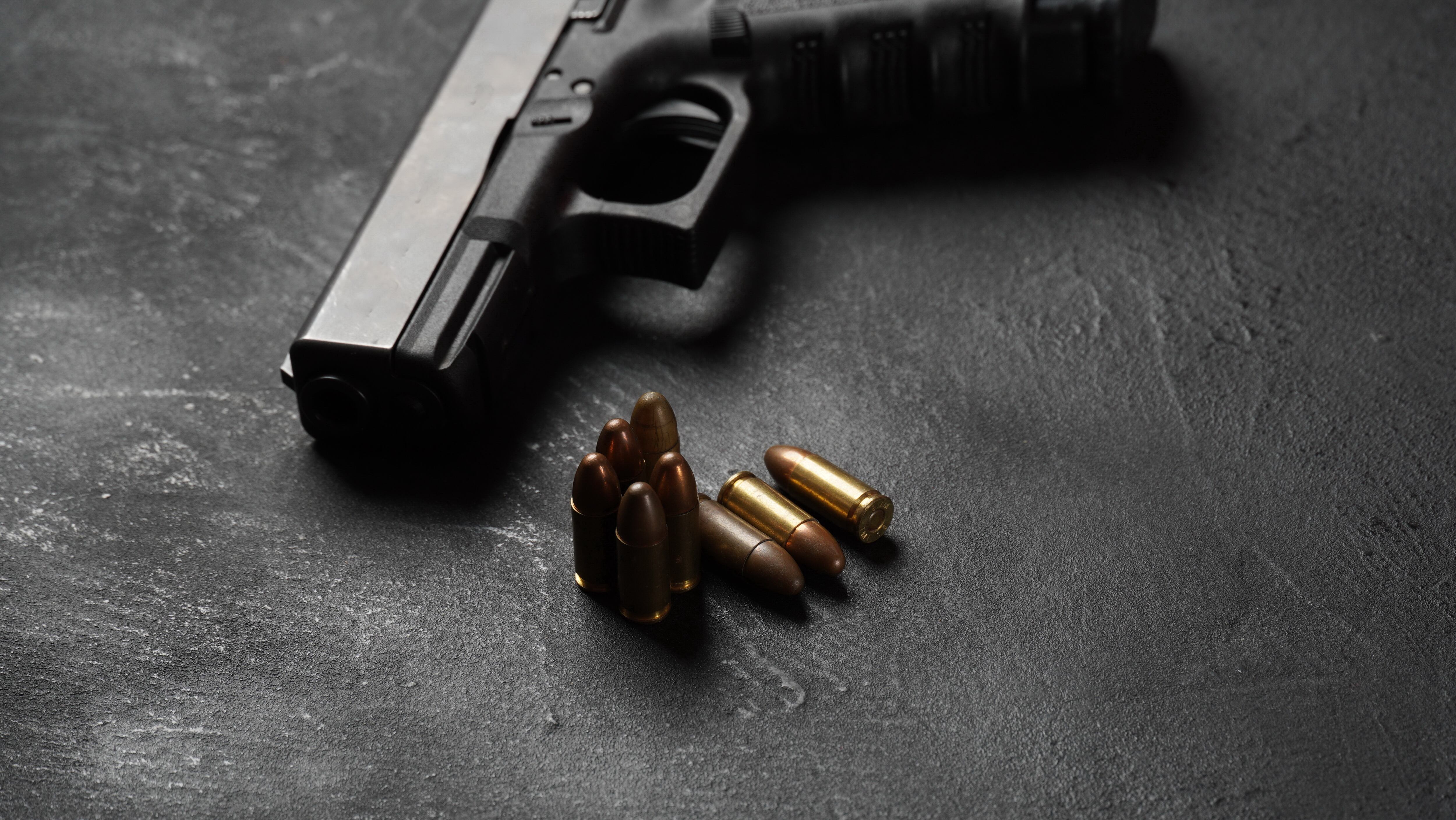 Familiares de la víctima, piden celeridad en las investigaciones. Imagen de referencia de pistola Glock.