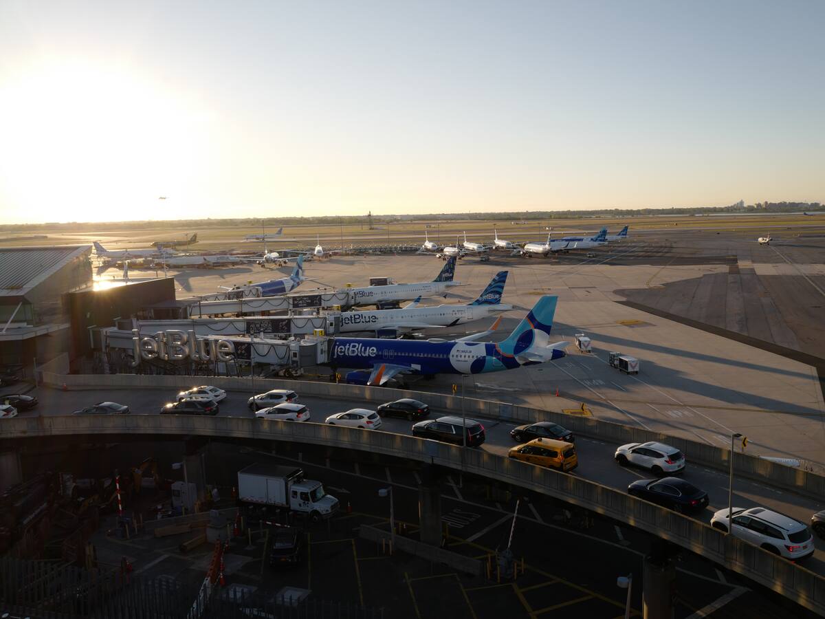 Aeropuertos en EE.UU. reportaron retrasos a un día de la reducción del 10% en actividad aérea
