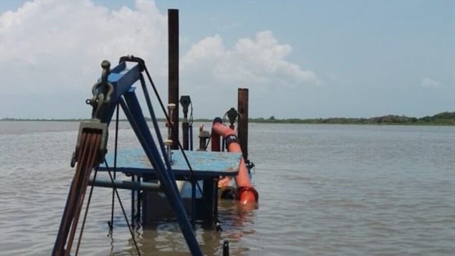Se produjo una emergencia en el río Magdalena debido al hundimiento de una draga y posterior contaminación de las aguas con 200 galones de combustible. Foto: Triple A