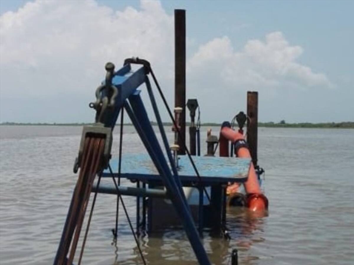 CAR abre investigación a empresas por hundimiento de draga en río Magdalena