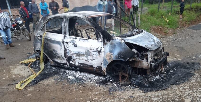 Un vehículo fue incinerado en el municipio de Morales, Cauca, tras una masacre. Foto: suministrada por la comunidad / Oscar Solarte