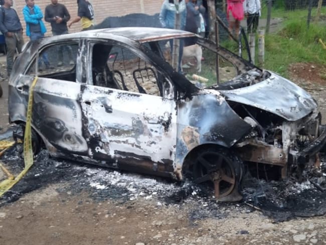 Un vehículo fue incinerado en el municipio de Morales, Cauca, tras una masacre. Foto: suministrada por la comunidad / Oscar Solarte