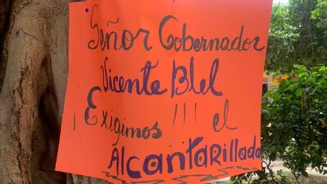 Los habitantes a través de carteles le piden al gobernador y a las autoridades para que se pronuncien sobre el tema. . Foto: W Radio / Johana Fuentes