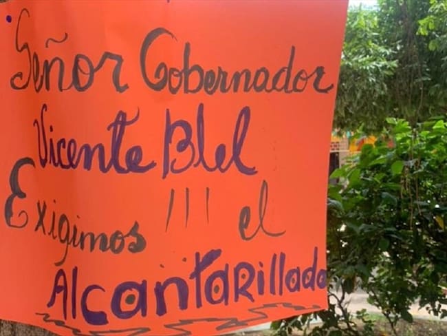 Los habitantes a través de carteles le piden al gobernador y a las autoridades para que se pronuncien sobre el tema. . Foto: W Radio / Johana Fuentes