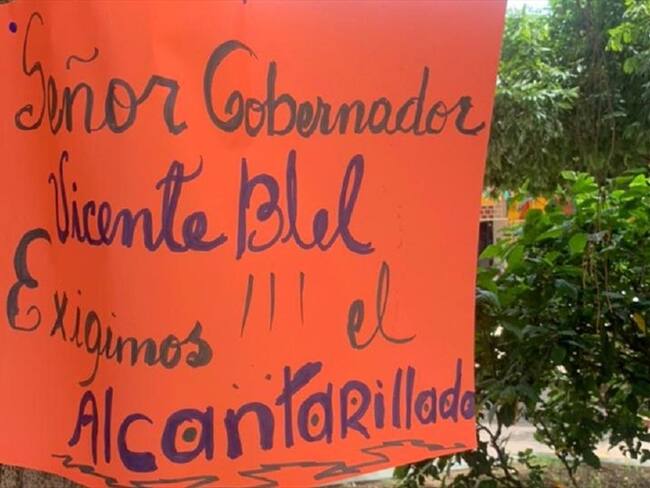 Los habitantes a través de carteles le piden al gobernador y a las autoridades para que se pronuncien sobre el tema. . Foto: W Radio / Johana Fuentes