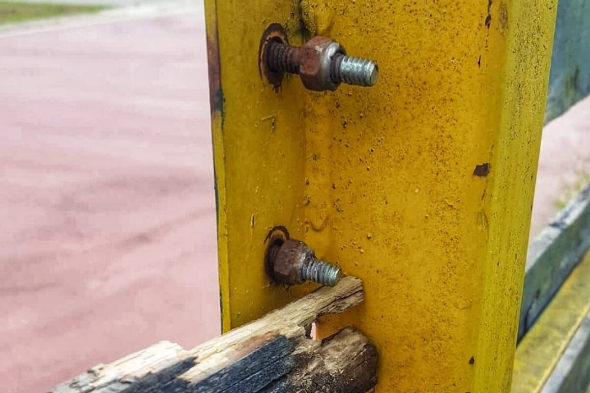 La valla de seguridad presenta evidente deterioro y varios deportistas han resultado lesionados, en la pista de Popayán. Crédito: Cortesía. 