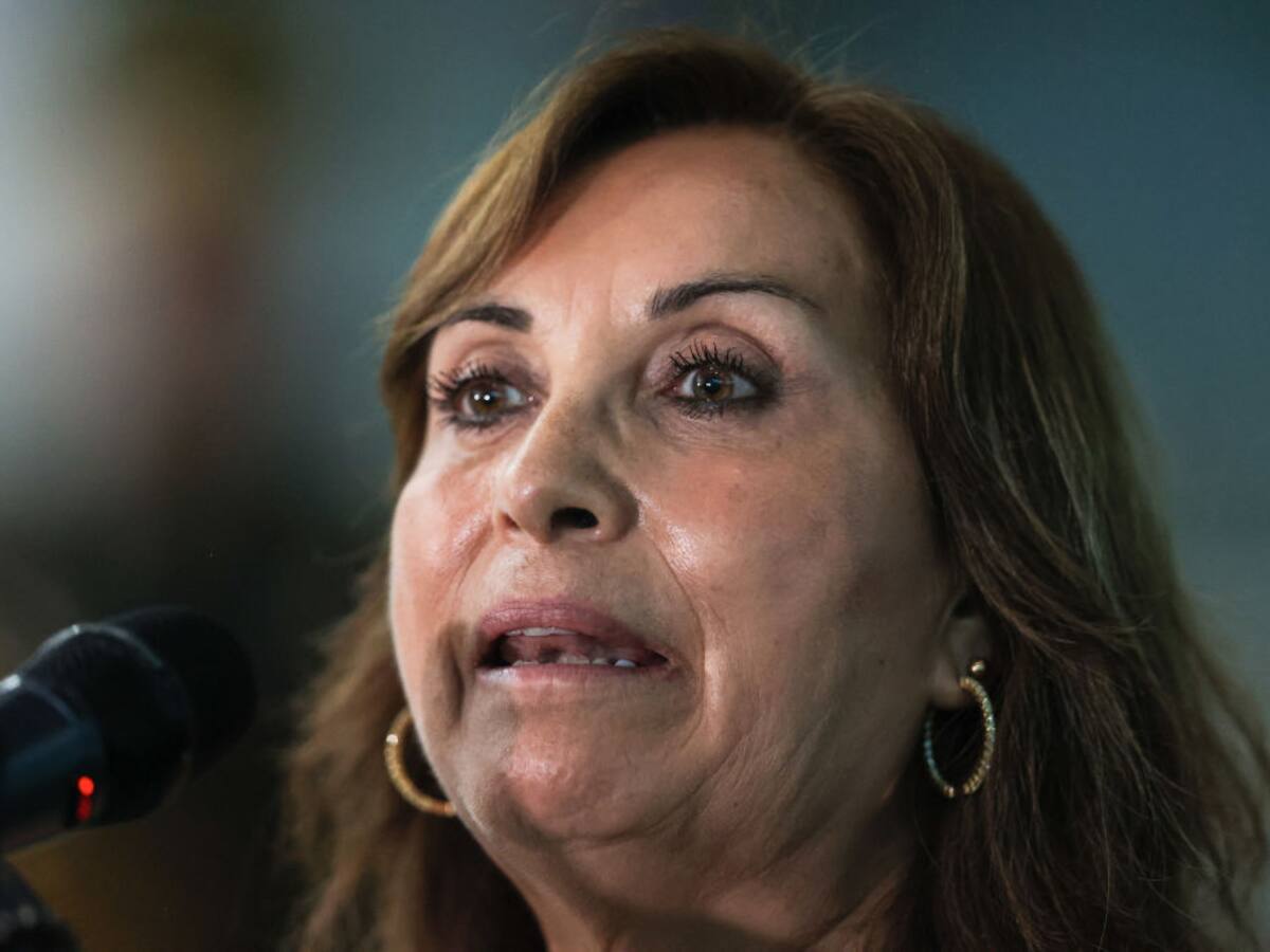 Dina Boluarte, blanco de burlas por comediante estadounidense debido a su baja aprobación