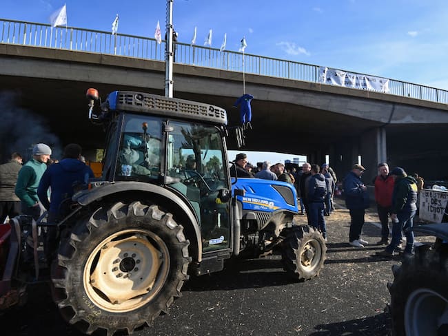 París está cercada por protestas de agricultores que exigen mejores condiciones laborales