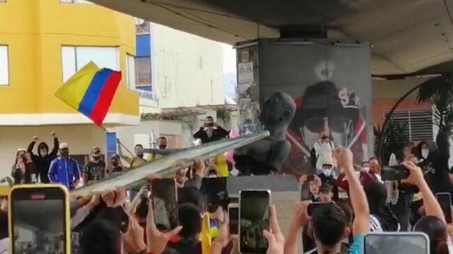 Tumbaron el busto de Gilberto Alzate Avendaño. Foto: Tomada de redes sociales.