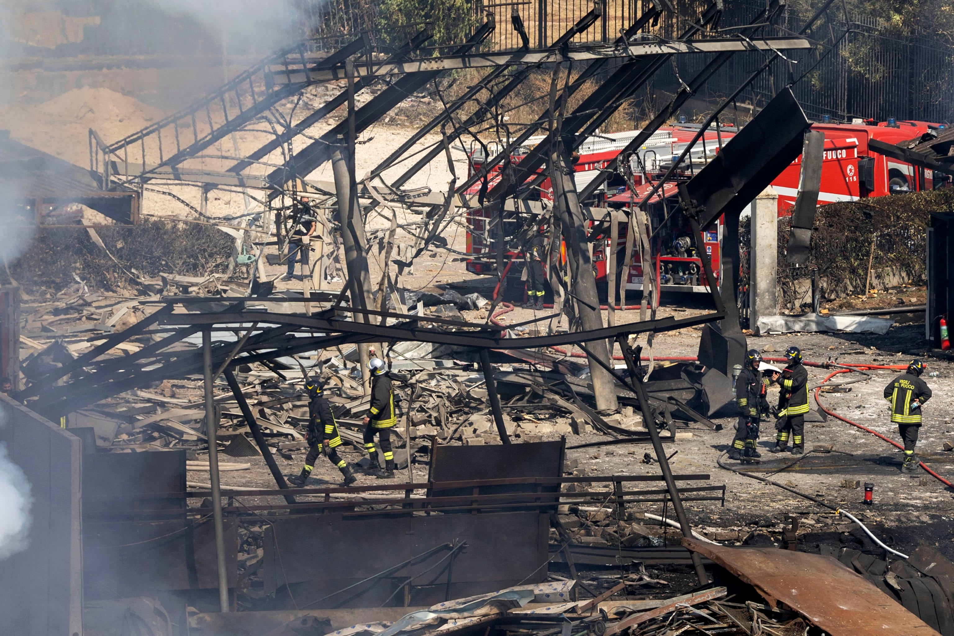 Bomberos y equipos de rescate en una gasolinera en Roma. FOTO: EFE/EPA/MASSIMO PERCOSSI