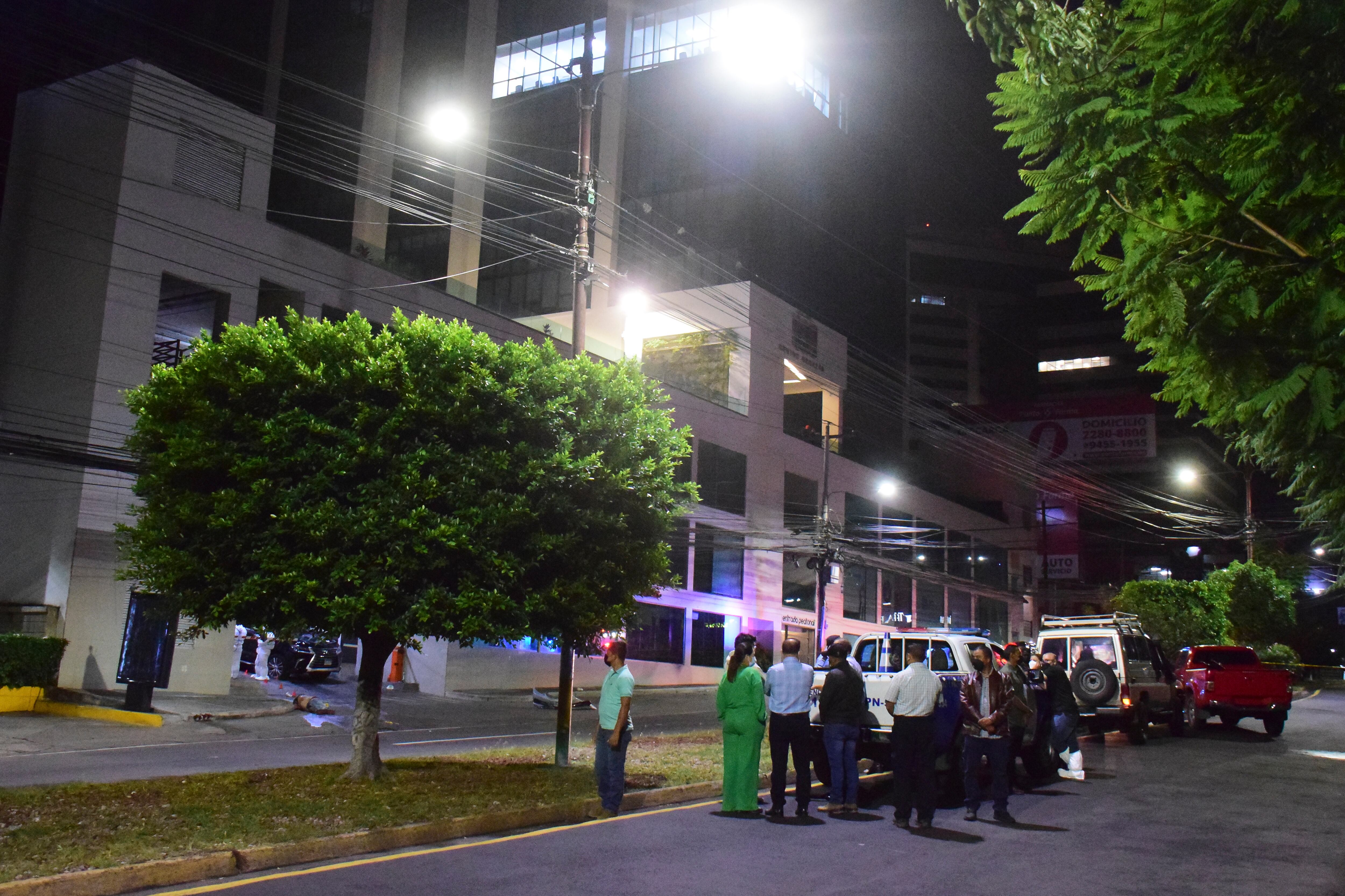 Policías y expertos forenses realizan el levantamiento de cuatro personas asesinadas en en Tegucigalpa, Honduras. Entre las víctimas se encuentra un hijo del expresidente de Honduras Porfirio Lobo (2010-2014). EFE/ STR